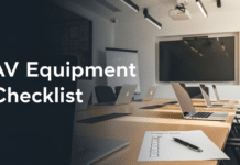 Checklist: šta morate proveriti pre nego što poručite opremu za salu AV Equipment Checklist - konferencijska sala sa displejom, mikrofonima i papirnim checklist-om