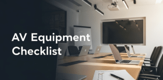 Checklist: šta morate proveriti pre nego što poručite opremu za salu AV Equipment Checklist - konferencijska sala sa displejom, mikrofonima i papirnim checklist-om